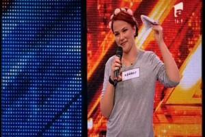 Îşi promiseseră că vin amândoi la X Factor, dar a ajuns doar ea! Bianca pe scenă, Alex... undeva Sus