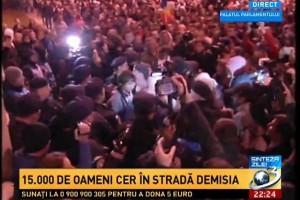 15.000 de persoane cer demisia! Protestatarii au ajuns la Palatul Parlamentului și au sărit gardul!