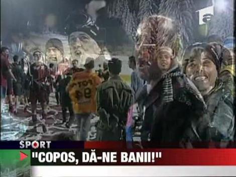 "Copos, da-ne banii!"