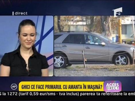 Ghici ce face primarul cu amanta in masina?
