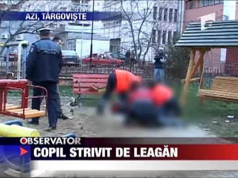 Copil strivit de leagan