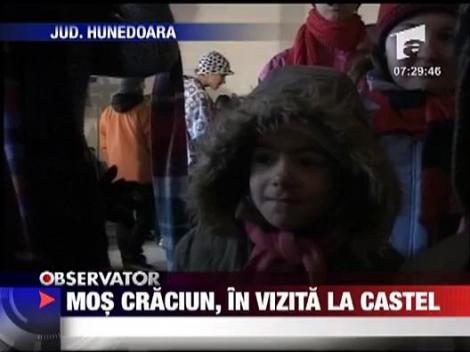 Mos Craciun, in vizita la castel