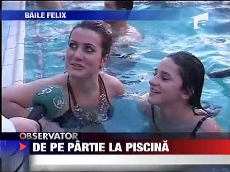De pe partie, la piscina