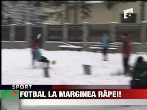 Dinamovistii au jucat fotbal la marginea rapei