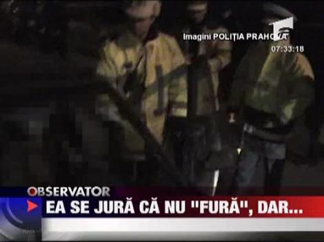 Femeie bauta la volan