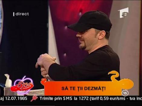 Geo Ambrus isi trece un ac prin mana