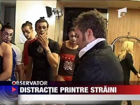 Distractie printre straini