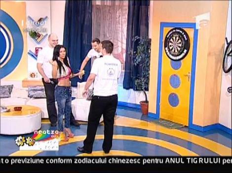 Vezi cine e mai tare la darts dintre Razvan si Dani!