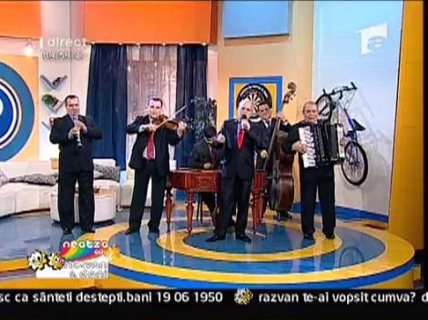 Nelu Ploiesteanu - Doi parinti stateau in poarta