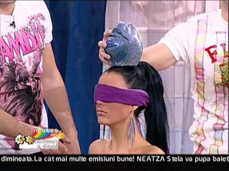 Razvan face demonstratii de arte martiale pe Crudu