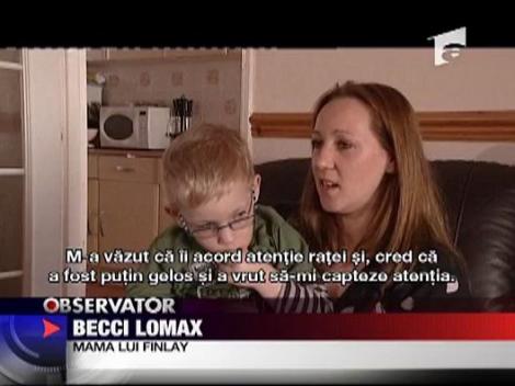 Un copil a invatat sa mearga de la un ratoi!