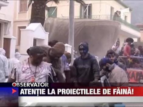 Bataie cu faina colorata intr-un orasel din Grecia