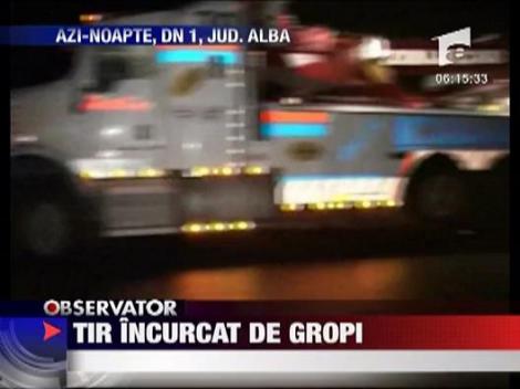 TIR incurcat de gropi