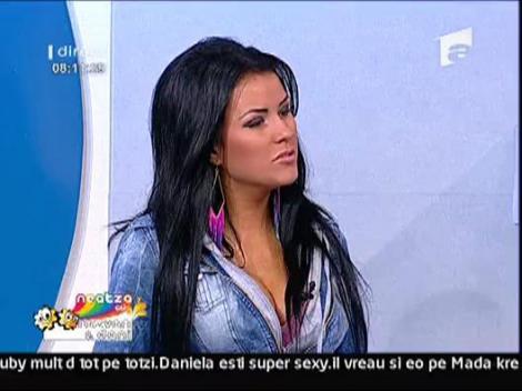 Afla cum o alinta iubitul pe Daniela Crudu!