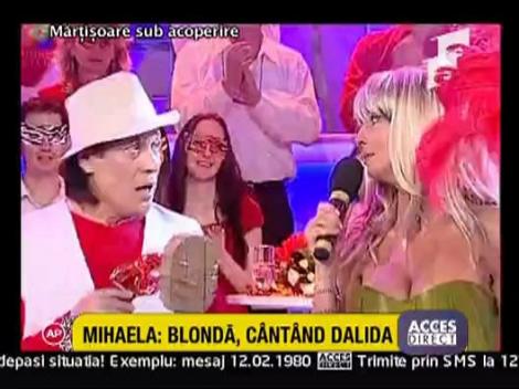 Mihaela: blonda, cantand Dalida