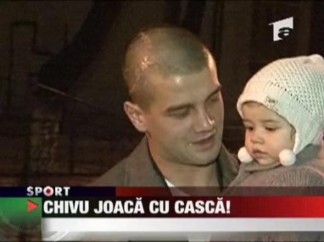 Chivu joaca cu casca!