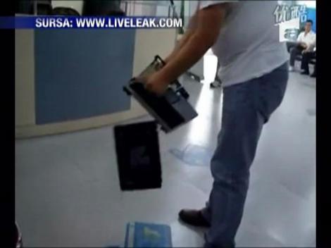 Un chinez suparat rau pe laptopul sau