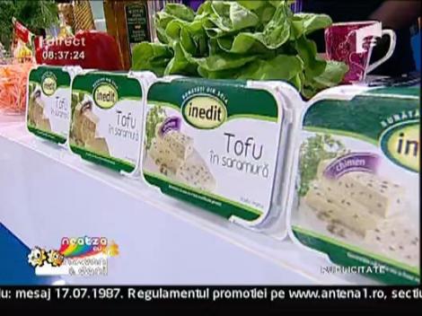 Vladut a gatit orez indonezian cu tofu