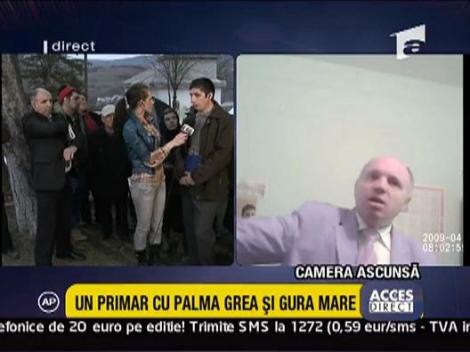 Primarul ii cerea bani din casierie si nu-i mai inapoia