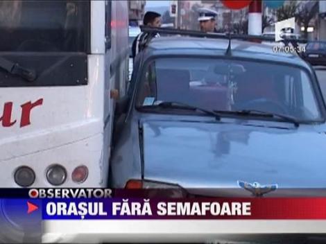 Un sofer grabit a rupt instalatia de semaforizare si nimeni n-a mai reparat-o