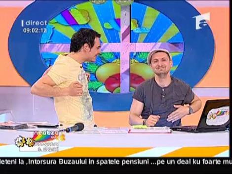 Dani se autoflageleaza cu bretelele