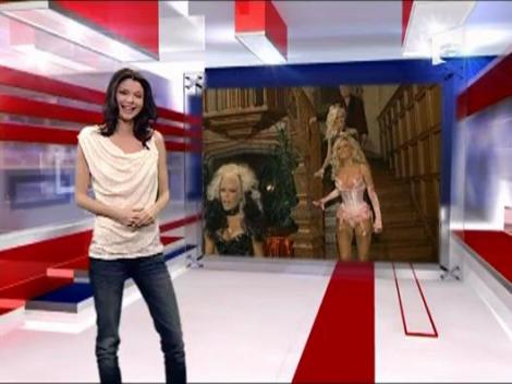 Paris Hilton ii canta lui Hugh Hefner