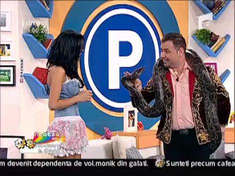 Daniela Crudu cu o geanta Louie Piton