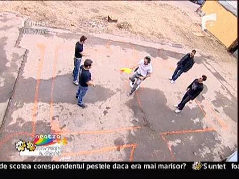 Razvan comenteaza jocul de "Frunza"