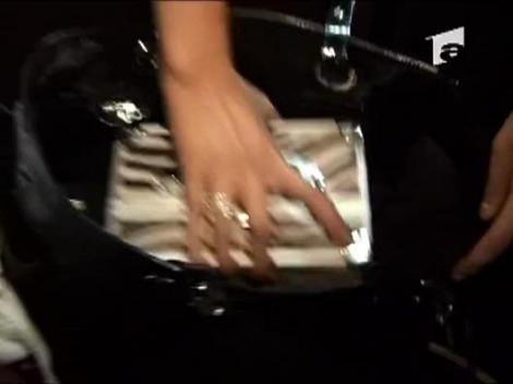 Vezi ce "ascunde" Simona Senzual in geanta