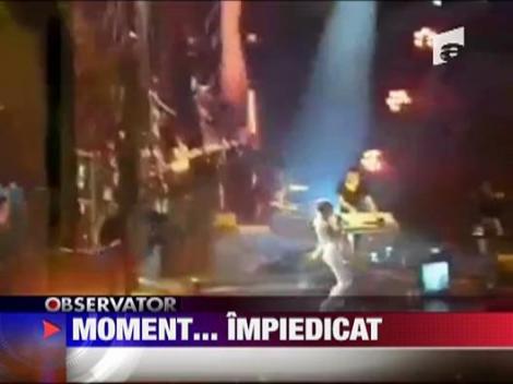 Rihanna s-a impiedicat pe scena, in fata a zeci de mii de fani