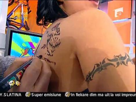 Daniela Crudu isi arata tatuajele