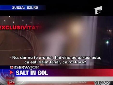 Un tanar s-a aruncat in gol de pe un pod