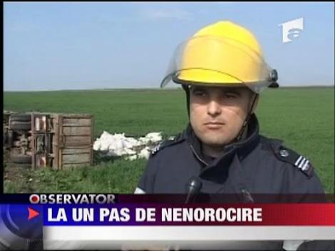 Un camion incarcat cu 3 tone de azotat de amoniu s-a rasturnat