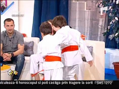 Nicolae Mitu si trupa de luptatori la Neatza