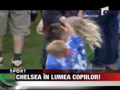 Jucatorii lui Chelsea au sarbatorit titlul alaturi de copii, pe gazon