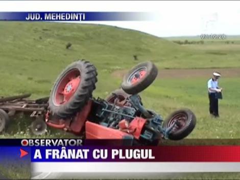 S-a rostogolit cu tractorul! A franat cu plugul