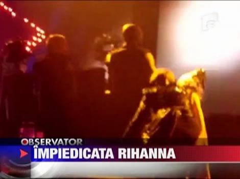 Rihanna s-a facut din nou de ras: s-a impiedicat pe scena