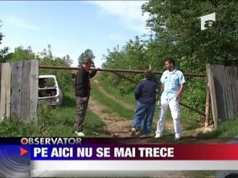 Calugarii au blocat un drum comunal