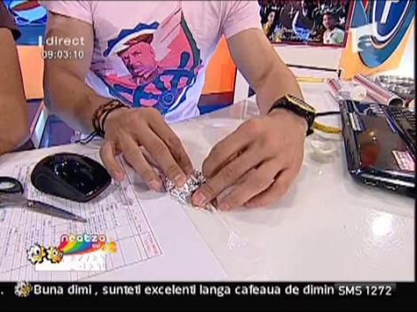 Razvan si Dani ne invata sa facem o fumigena