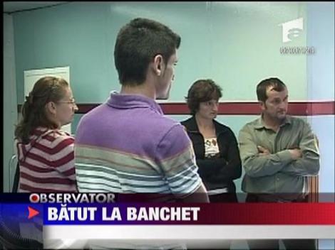 Elev batut la banchet