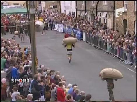 Un nou sport: sprint cu salteaua in spate