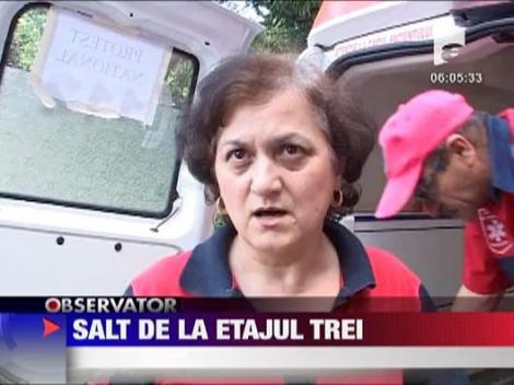 S-a aruncat de la etajul 3!