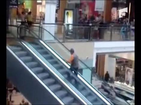 Ce face romanul de plictisea!  Faza zilei