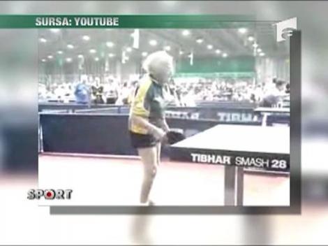 Joaca la mondialul de tenis de masa la 100 de ani