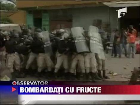 Politisti bombardati cu fructe