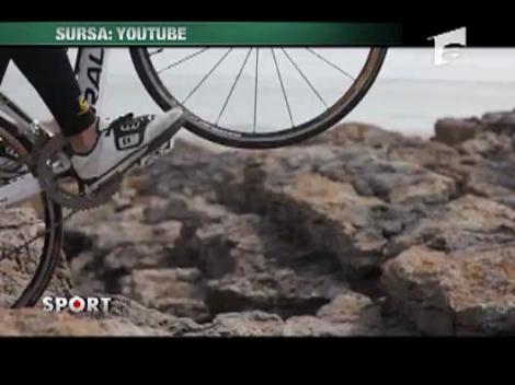 Cu bicicleta de curse pe munte