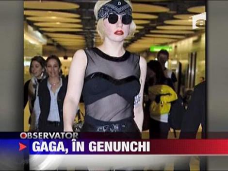 Lady Gaga, in genunchi