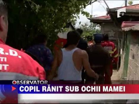 Copil ranit de roata unei masini