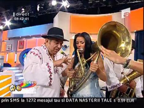 Daniela invata sa cante la trombon