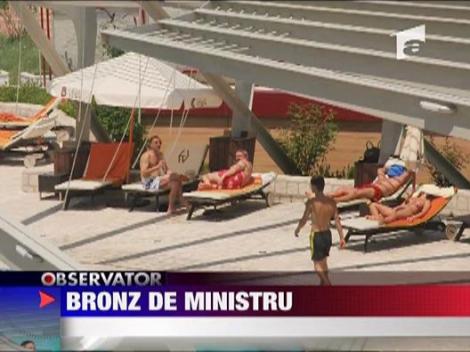 Tara arde, Vladescu se bronzeaza!